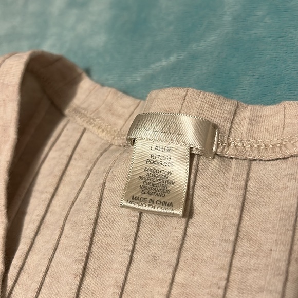 A beige cropped top - Picture 2 of 4